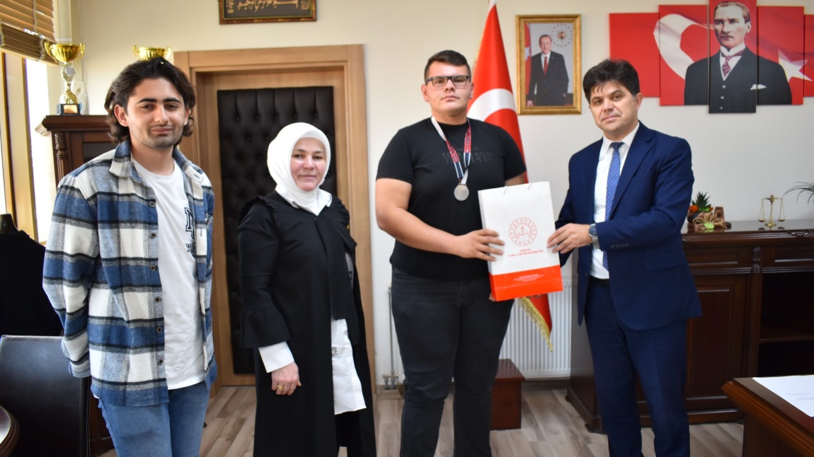 “Tossfed Disk Atma Türkiye Şampiyonası” nda Türkiye ikincisi olan öğrencimiz Muhammet TAVASLI, İl Milli Eğitim Müdürümüz Muhammed ÖZDEMİRCİ’ yi ziyaret etti.
