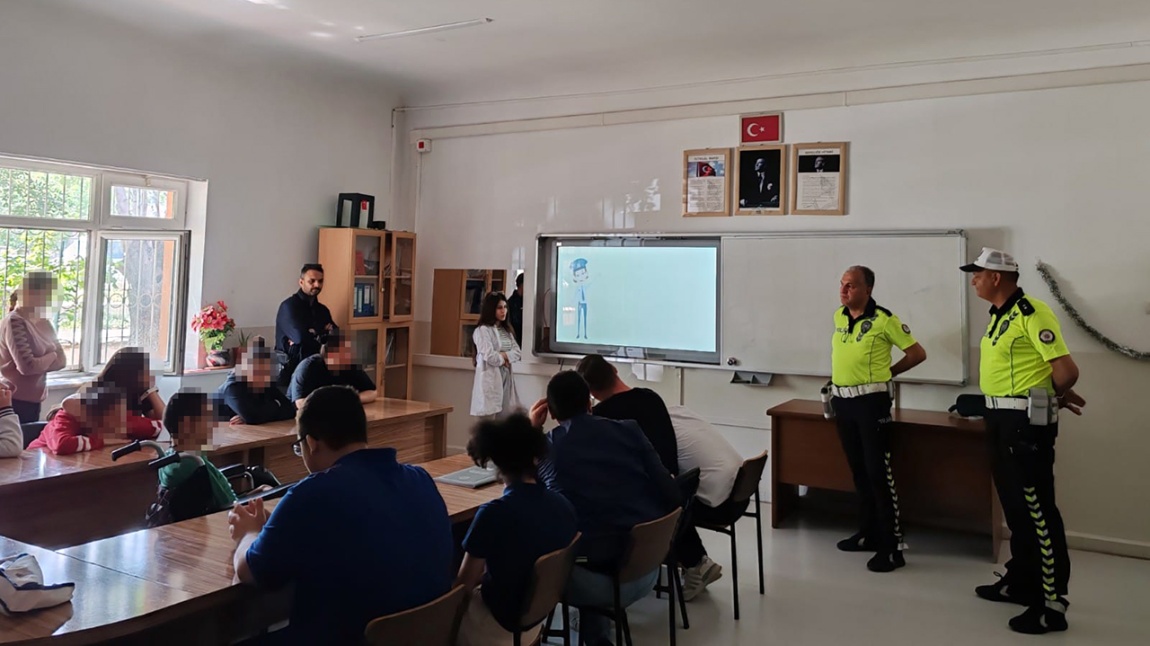 Sosyal Hayat Dersinde Trafik Polislerimiz Okulumuz 11. ve 12. Sınıf Öğrencilerine İlkyardım ve Trafik Eğitimi Düzenlemişlerdir.